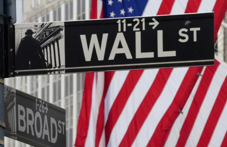 Wall Street cai conforme investidores avaliam a trajetória de política monetária do Fed Por Reuters
