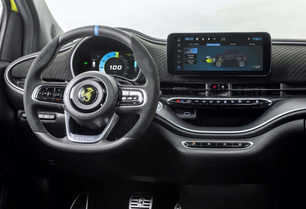 Interior volante 500e Abarth esportivo elétrico