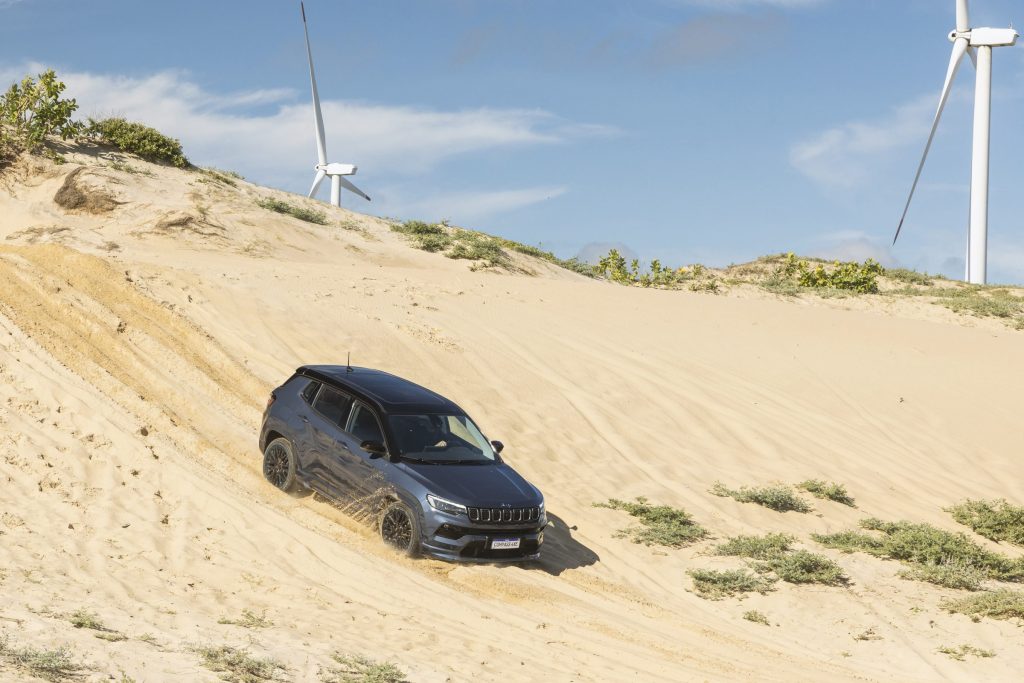 O Jeep Compass 4Xe, primeiro SUV da marca no Brasil com tecnologia híbrida, tem valor promocional de R$ 280 mil