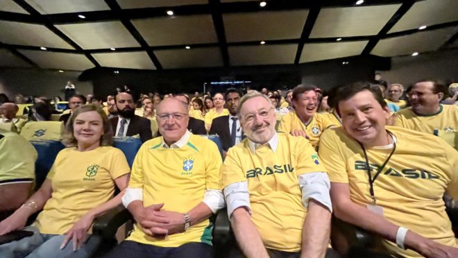 Alckmin assiste no CCBB estreia do Brasil na Copa; Lula acompanha jogo em SP