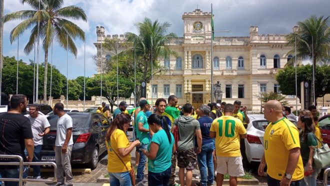 Após vitória de Lula, grupo protesta em frente a quartel do Exército em Salvador