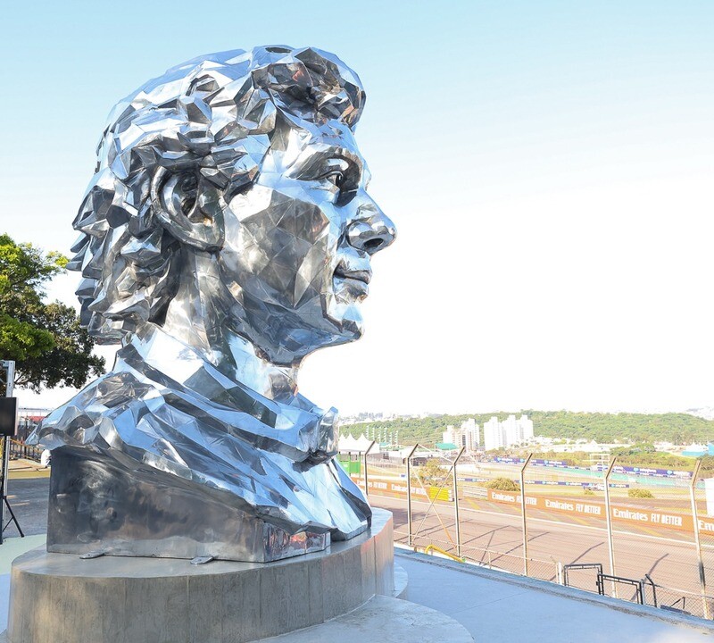 Ayrton Senna é homenagem com escultura no Autódromo de Interlagos