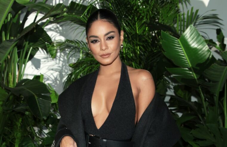 Biquíni com estampa geométrica de Vanessa Hudgens em Maui