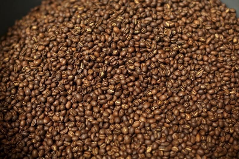 Café arábica ganha quase 4% com traders de olho na produção do Brasil Por Reuters