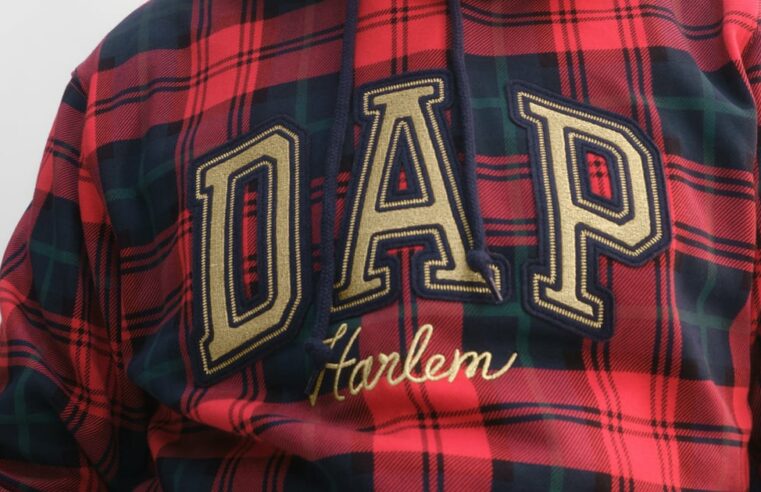 Compre a coleção de férias com capuz Dapper Dan x Gap