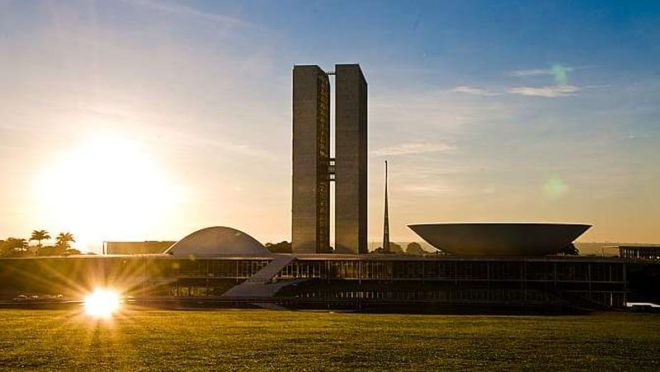 Congresso apresenta emendas para garantir aumento dos salários de parlamentares