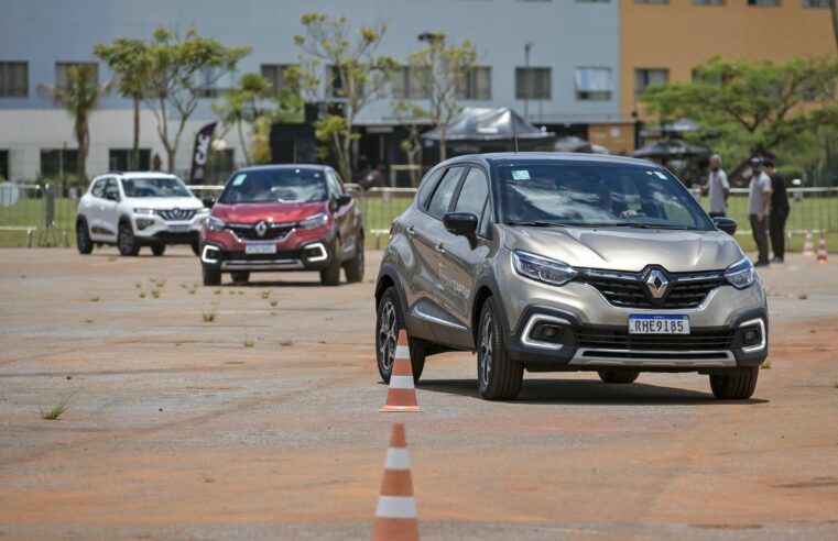 Curso de direção segura da Renault combina Kwid elétrico e Captur turbo