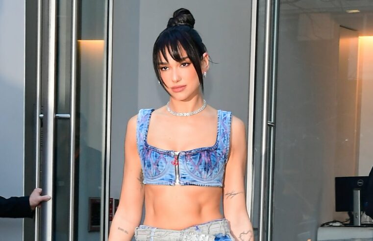 Dua Lipa usa minissaia jeans de cintura baixa da Diesel