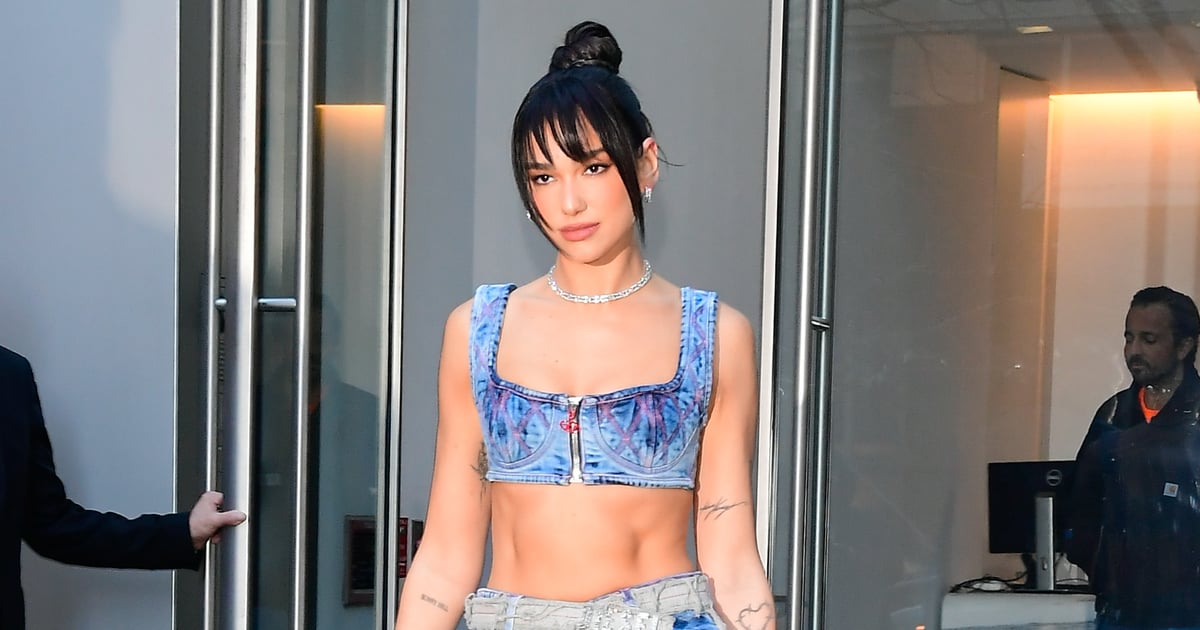 Dua Lipa usa minissaia jeans de cintura baixa da Diesel