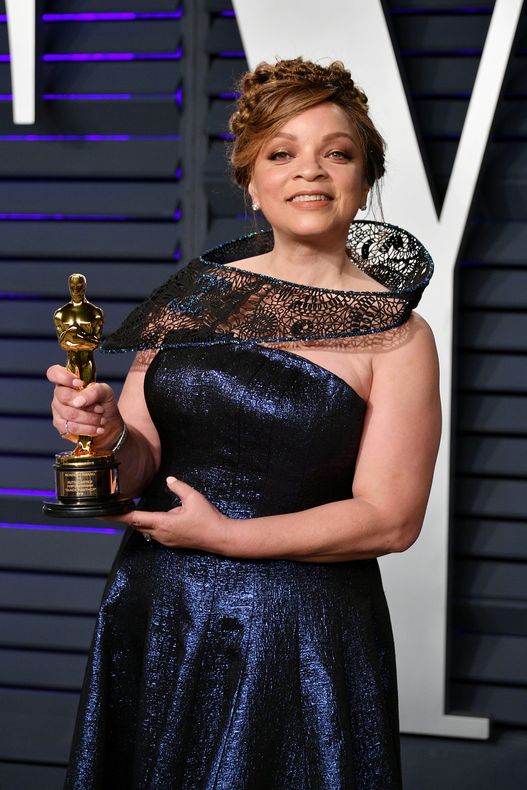 BEVERLY HILLS, CA - 24 DE FEVEREIRO: A vencedora do Melhor Figurino por 'Pantera Negra' Ruth E. Carter participa da Vanity Fair Oscar Party 2019 organizada por Radhika Jones no Wallis Annenberg Center for the Performing Arts em 24 de fevereiro de 2019 em Beverly Hills, Califórnia .  (Foto de Dia Dipasupil/Getty Images)