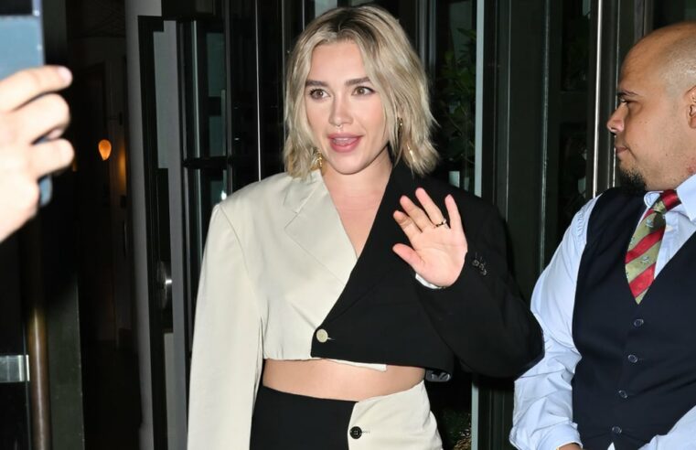 Florence Pugh usa botas incompatíveis e micro minissaia