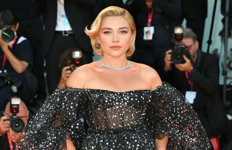 Florence Pugh usa vestido espartilho halter no Instagram