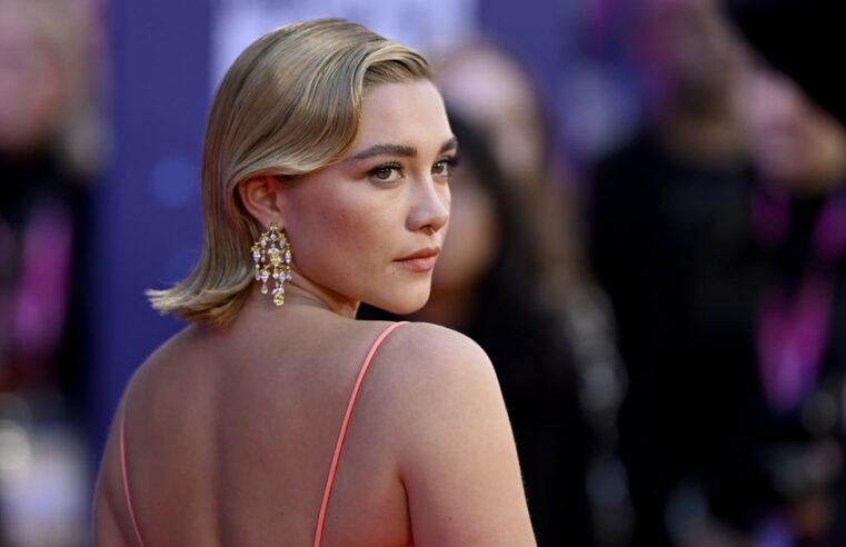 Florence Pugh usa vestido transparente Victoria Beckham