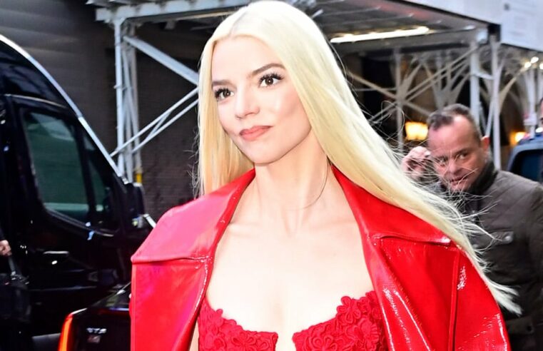 Fotos do vestido babydoll vermelho Anya Taylor-Joy