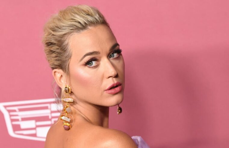 Katy Perry canaliza a Barbiecore em vestido e casaco rosa de látex