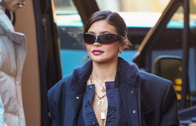 Kylie Jenner usou cardigã preto e calça jeans para fazer compras em Nova York