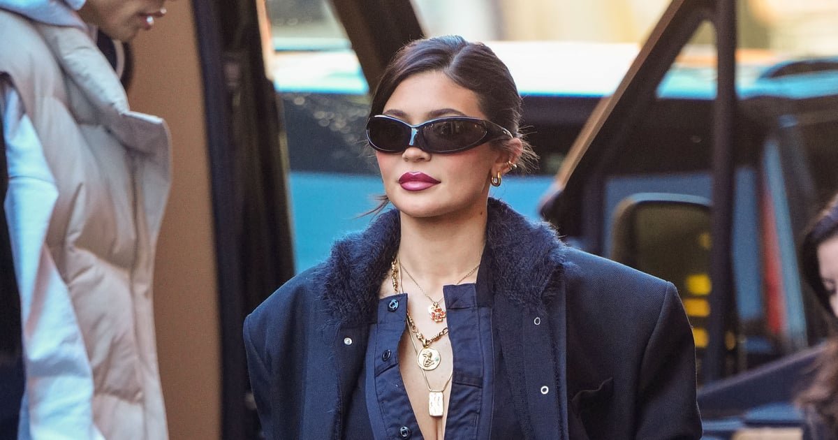 Kylie Jenner usou cardigã preto e calça jeans para fazer compras em Nova York