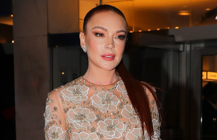 Lindsay Lohan: Vestido transparente na estreia de Falling For Christmas