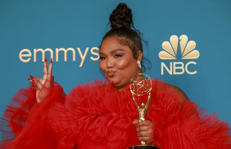 Lizzo presenteou uma fã com seu vestido do Emmy 2022