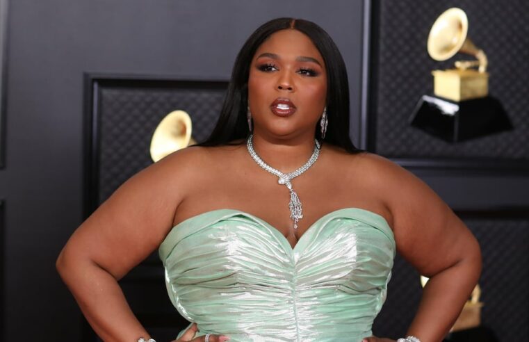 Lizzo usa biquíni recortado no Instagram