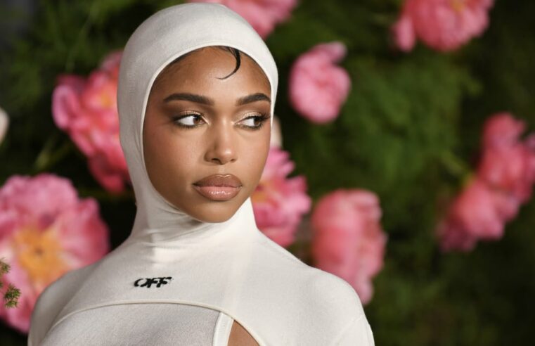 Lori Harvey usa vestido balaclava off-white no Baby2Baby Gala