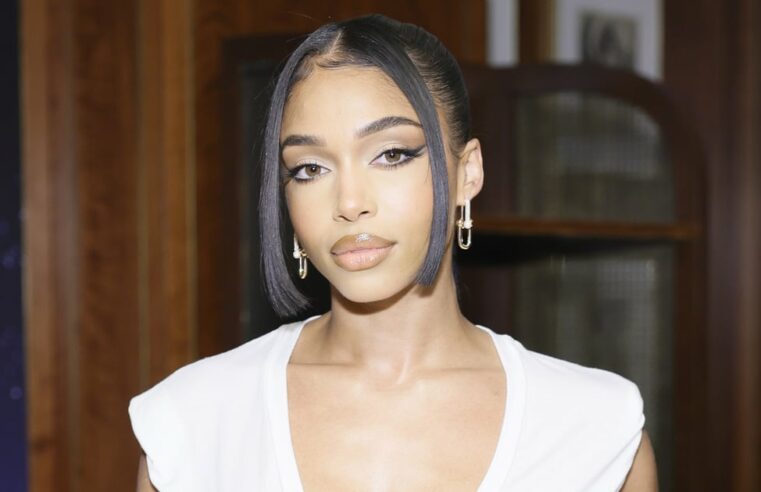 Lori Harvey usa vestido preto com recorte e fenda no pescoço