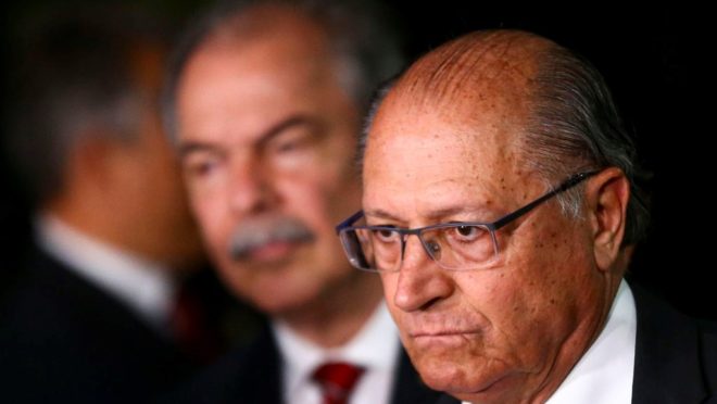 Lula adia entrega da PEC do furo do teto e envia Alckmin para negociar com o Congresso