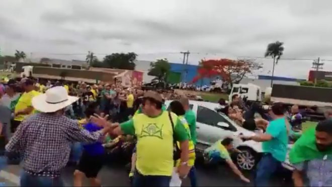 Motorista atropela, ao menos, sete manifestantes no interior de São Paulo