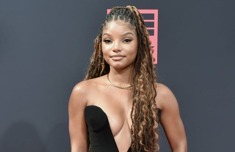 O vestido preto recortado de Halle Bailey no jantar De Beers