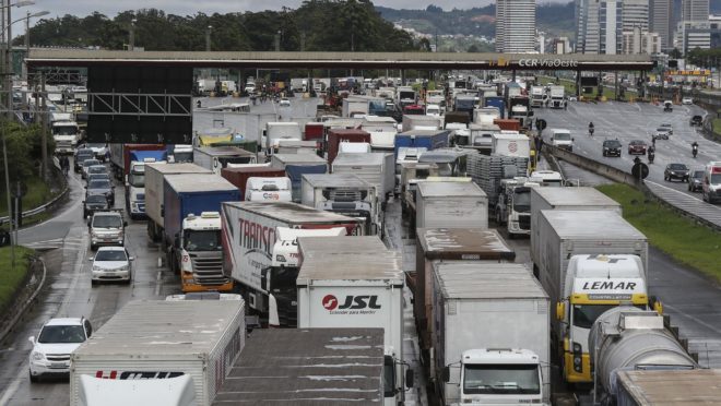 PRF pede reforços à Força Nacional e PF para liberar rodovias