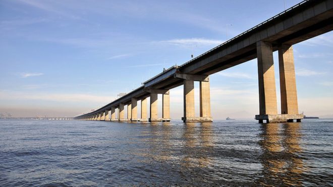 Ponte Rio-Niterói é fechada por colisão de navio à deriva