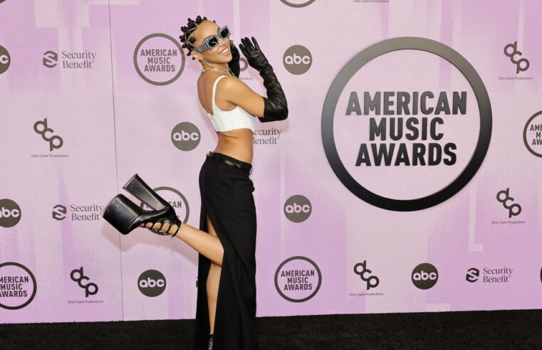 Roupa Marc Jacobs de Tinashe no American Music Awards 2022