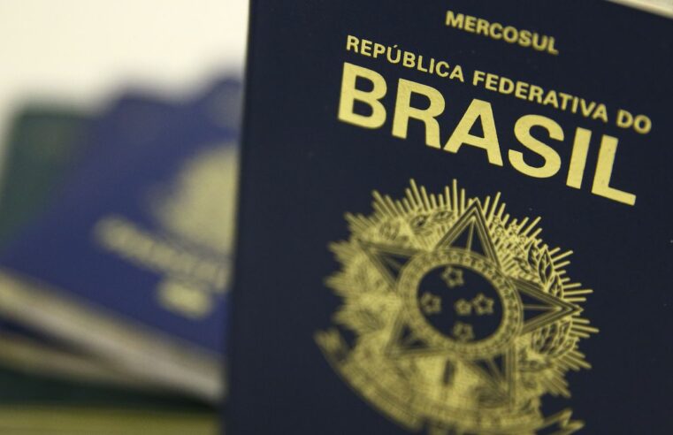 Secretário promete liberar verba para retomar emissão de passaportes