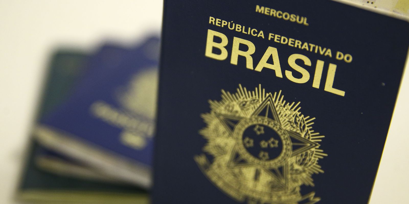 Secretário promete liberar verba para retomar emissão de passaportes