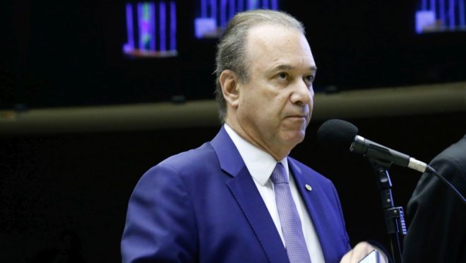 Tarcísio escolhe ex-presidente da AMB para secretário de Saúde de SP