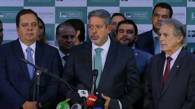 União Brasil formaliza apoio à reeleição de Lira para presidência da Câmara