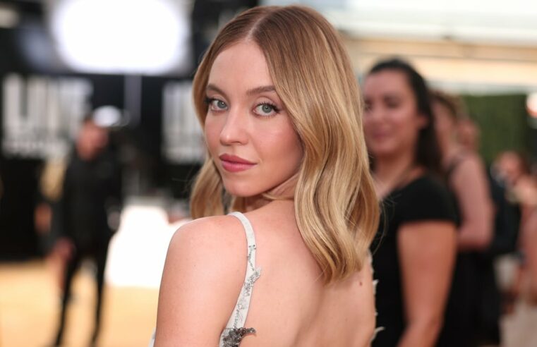 Vestido azul arrastão de Sydney Sweeney para evento de beleza Armani