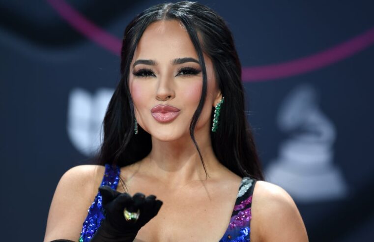 Vestido colorido Zuhair Murad de Becky G no Grammy Latino