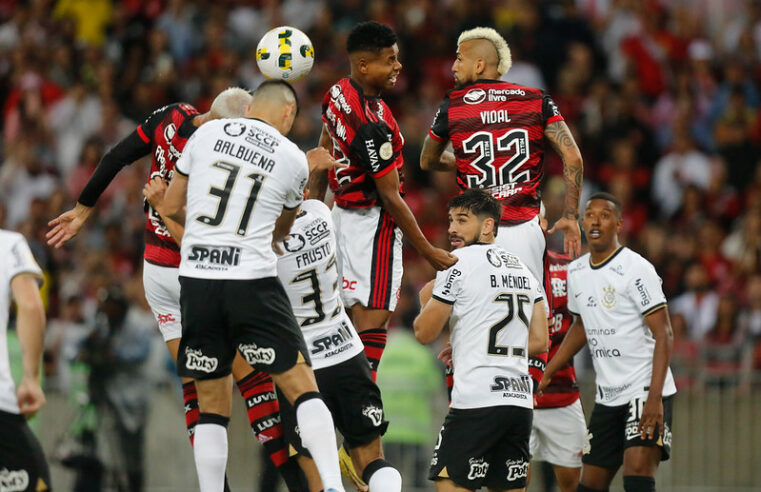 Yuri Alberto marca no fim e Corinthians bate o Flamengo no Maracanã