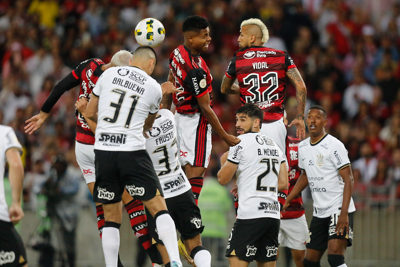 Yuri Alberto marca no fim e Corinthians bate o Flamengo no Maracanã