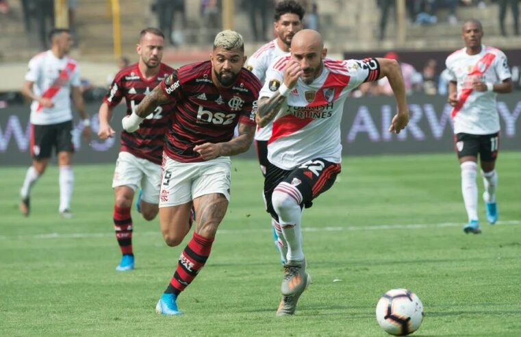 Zagueiro do River Plate anuncia aposentaria e torcedores do Flamengo tiram sarro