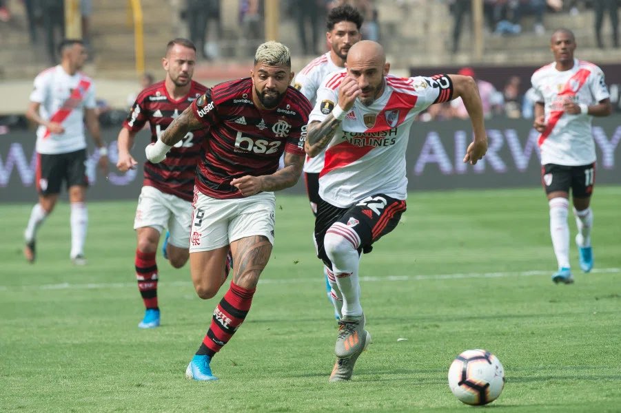 Zagueiro do River Plate anuncia aposentaria e torcedores do Flamengo tiram sarro