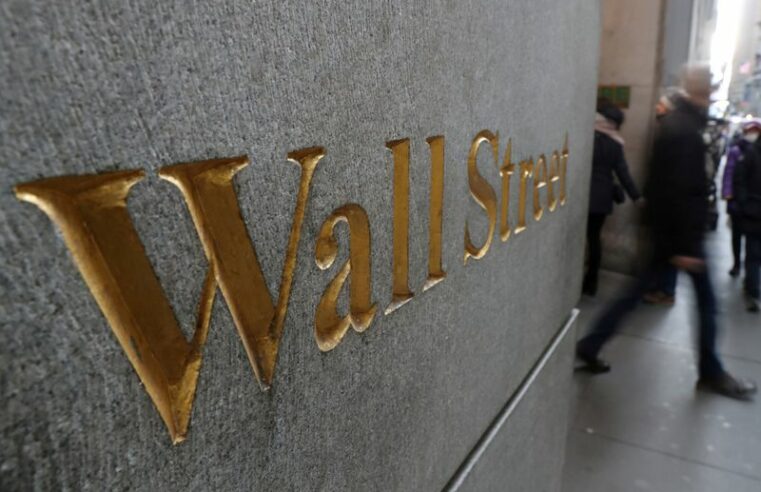 Wall St fecha com desempenho misto; perdas da Salesforce pressionam Dow Por Reuters