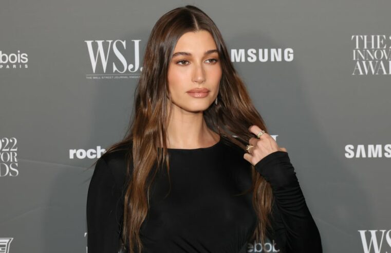 Hailey Bieber usa vestido transparente espelhado Palais no Instagram