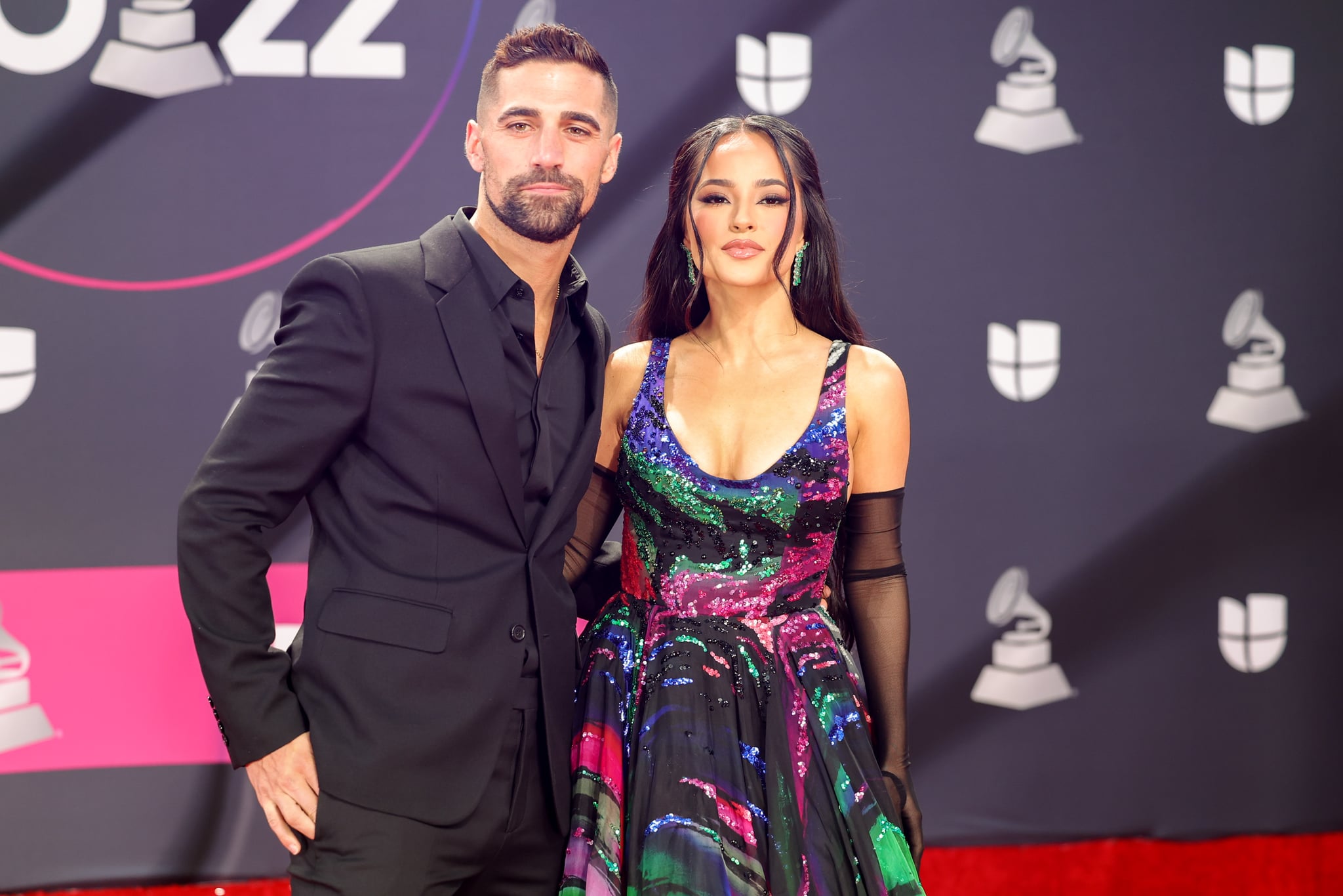 Sebastian Lletget (L) e Becky G no 23º Grammy Latino Anual realizado na Michelob Ultra Arena em 17 de novembro de 2022 em Las Vegas, Nevada.  (Foto de Christopher Polk/Variety via Getty Images)