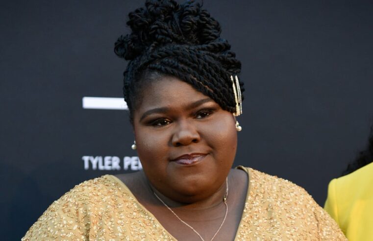 Anel de noivado redondo e aliança de casamento de Gabourey Sidibe