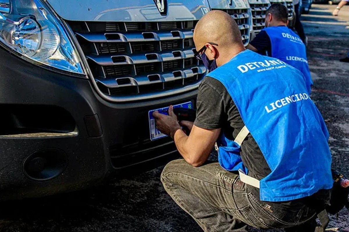 Detran-RJ faz acordo para reciclar 50 toneladas de placas de veículos