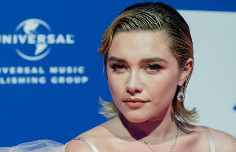 Florence Pugh Wows em vestido rosa Rodarte Slip Dress