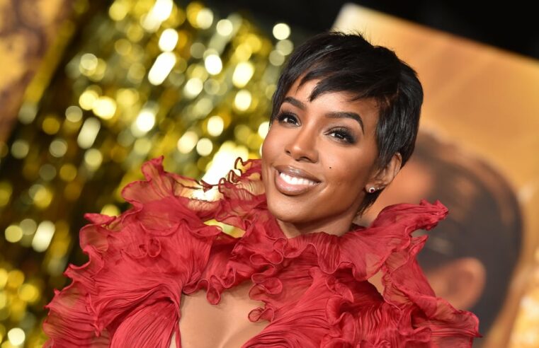 Kelly Rowland usa vestido recortado vermelho 3D na estreia de Babylon