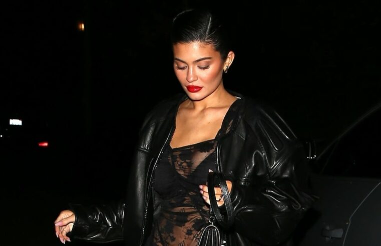 Kylie Jenner mostra sua calcinha em um vestido de renda preto transparente